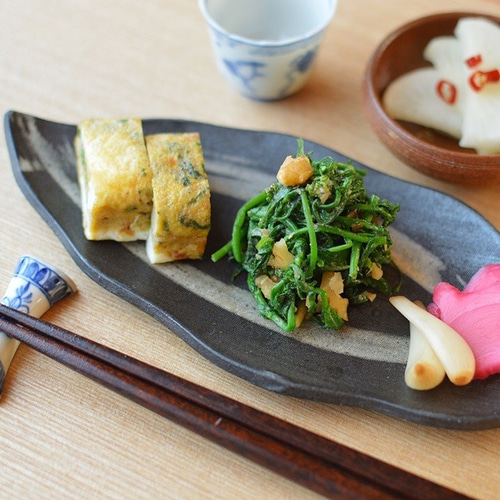 グレース様新品　陶器　陶芸作家　黒のプレート4枚 葉皿／黒・焼き〆陶器（レンジ、オーブン、食洗器対応） 長皿