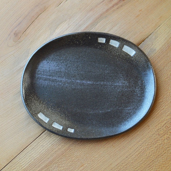 【訳あり大特価】色絵だ円皿／黒・焼き〆陶器（レンジ、オーブン、食洗機ＯＫ） 3枚目の画像