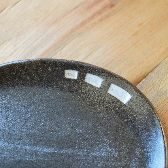 【訳あり大特価】色絵だ円皿／黒・焼き〆陶器（レンジ、オーブン、食洗機ＯＫ） 5枚目の画像