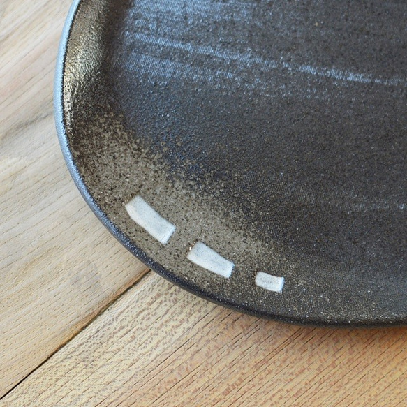 【訳あり大特価】色絵だ円皿／黒・焼き〆陶器（レンジ、オーブン、食洗機ＯＫ） 6枚目の画像