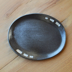 【訳あり大特価】色絵だ円皿／黒・焼き〆陶器（レンジ、オーブン、食洗機ＯＫ） 7枚目の画像