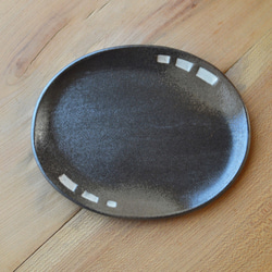 【訳あり大特価】色絵だ円皿／黒・焼き〆陶器（レンジ、オーブン、食洗機ＯＫ） 8枚目の画像
