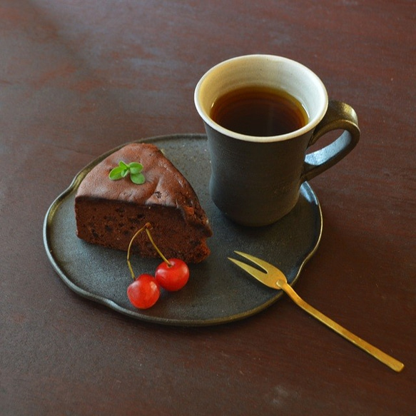 緋色のパン皿（小）／黒・焼き〆陶器（レンジ、オーブン、食洗機ＯＫ） 6枚目の画像