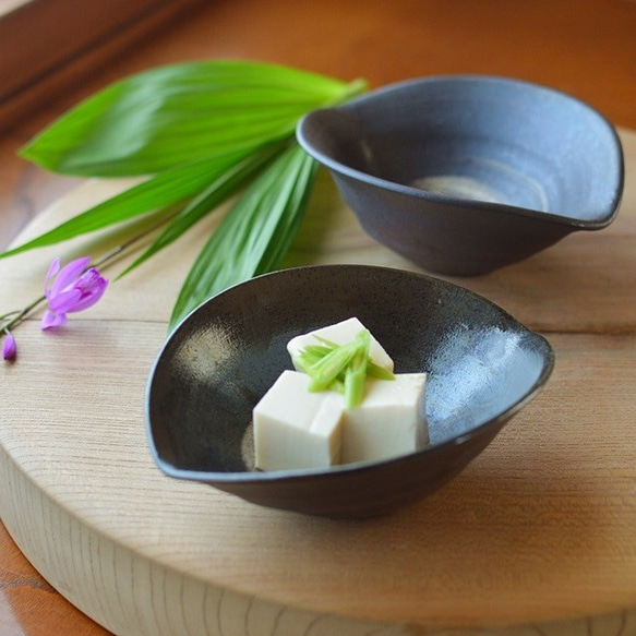 【訳あり品】変形鉢／黒・焼き〆陶器（レンジ、オーブン、食洗機ＯＫ） 8枚目の画像