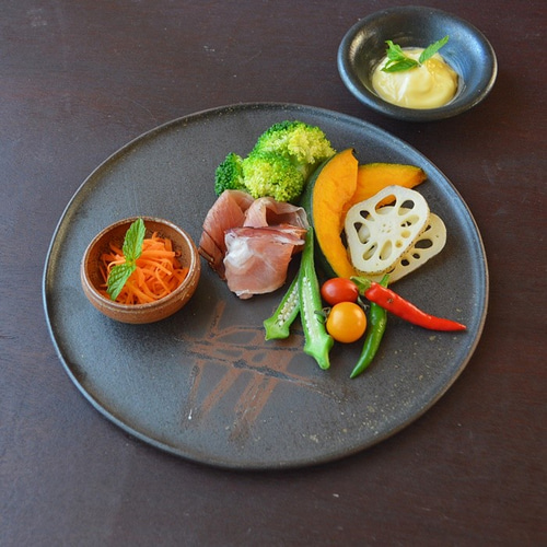 何焼きかわかりません。とても渋い綺麗な大皿です。作家物です。お値下げしました。 何焼きかわかりません。とても渋い綺麗な大皿です。作家物です