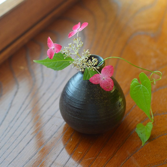 一輪挿し／黒・焼き〆陶器 一輪挿し・花瓶・花器 料理を美味しくみせる ...