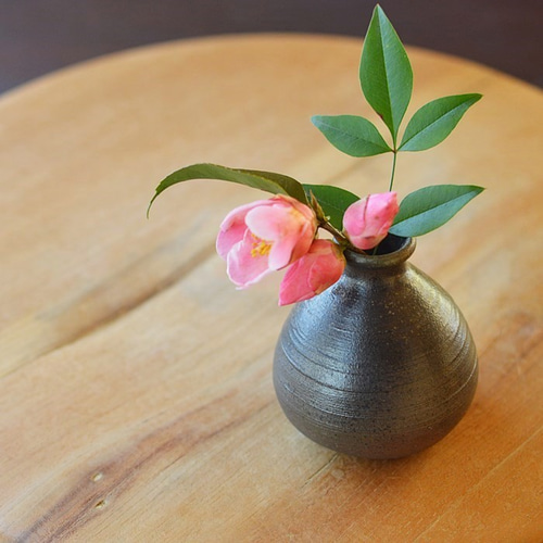 一輪挿し／黒・焼き〆陶器 一輪挿し・花瓶・花器 料理を美味しく