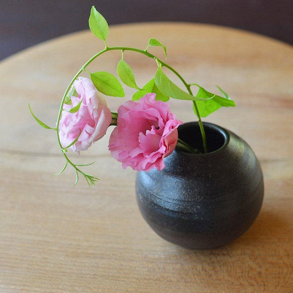 黒陶一輪挿し(まる)/黒・焼き〆陶器 一輪挿し・花瓶・花器 黒陶一輪挿し(まる)/黒・焼き〆陶器 一輪挿し・花瓶・花器