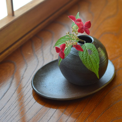 絶妙なデザイン 黒陶一輪挿し（まる）／黒・焼き〆陶器 一輪挿し・花瓶・花器 工芸品