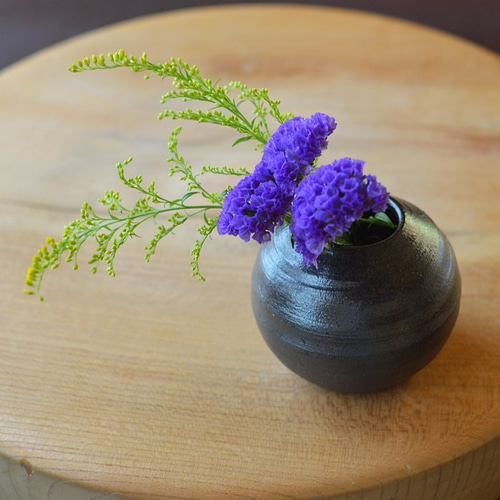 黒陶一輪挿し(まる)/黒・焼き〆陶器 一輪挿し・花瓶・花器 黒陶一輪挿し(まる)/黒・焼き〆陶器 一輪挿し・花瓶・花器