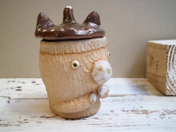 3rdfloorメーカー|帽子を身に着けている手作りの陶器のクマ（キツネの耳）スパイス瓶/グローブカップ 1枚目の画像