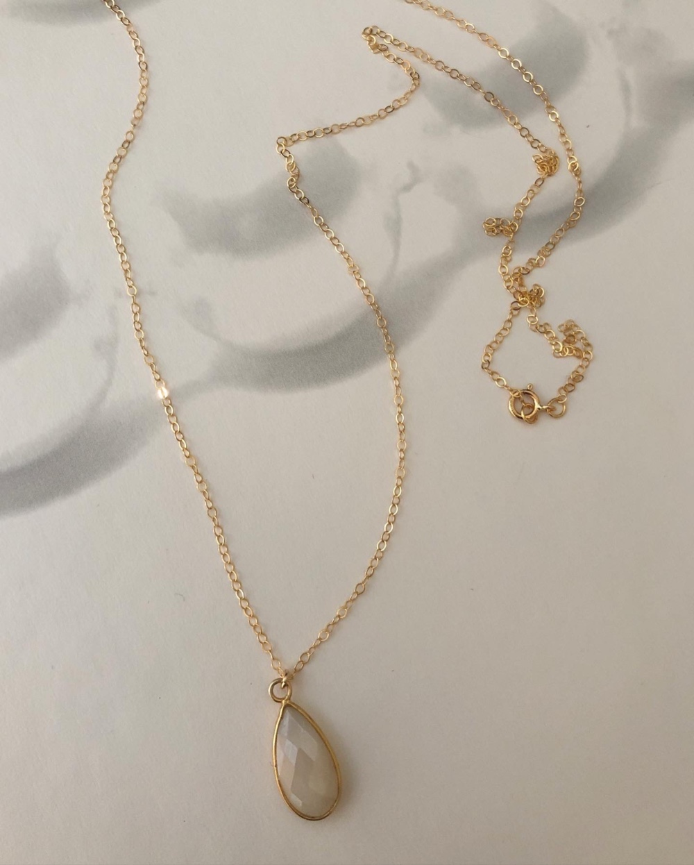 ホワイトカラームーンストーンネックレス