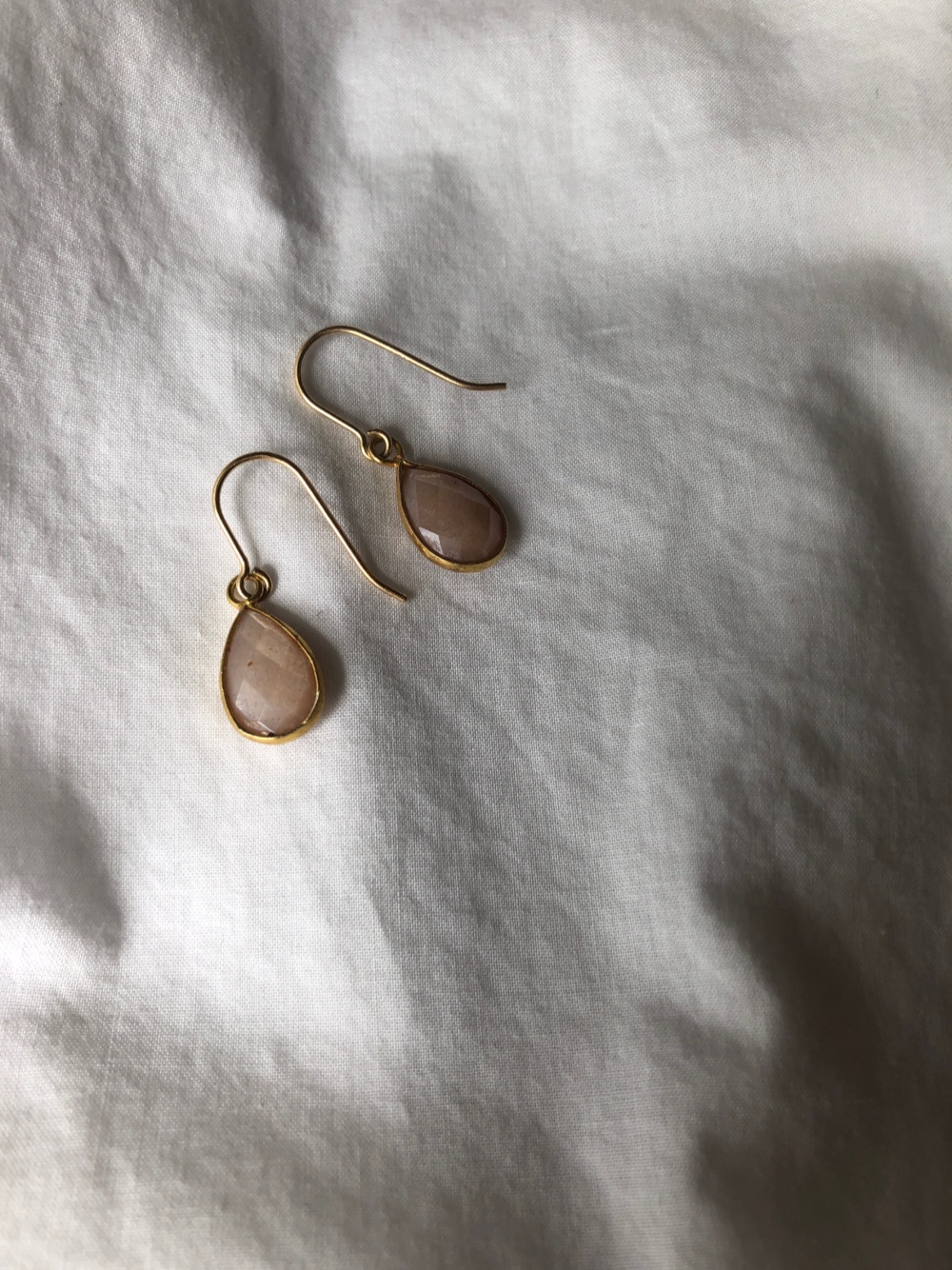 ピーチムーンストーンピアス