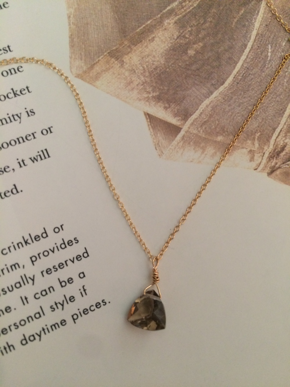 〜結婚式・入学式・卒業式にも〜スモーキークオーツ トライアングルネックレス