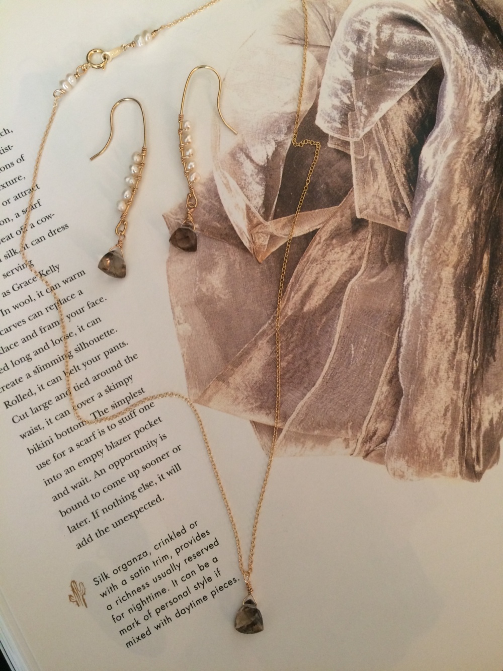 〜結婚式・入学式・卒業式にも〜スモーキークオーツ トライアングルネックレス