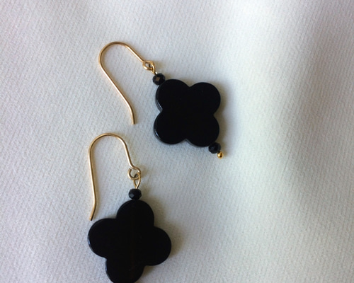 クローバー♪♪ フラワーオニキスピアス ピアス（フック・チェーン