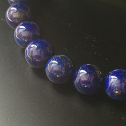 【再販】19cm8㎜玉 紺碧の幸運の石ラピスラズリシンプルブレスレット 2枚目の画像