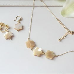 奶茶色花朵珍珠項鍊和耳環/耳環套裝 第1張的照片