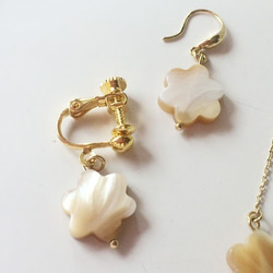 奶茶色花朵珍珠項鍊和耳環/耳環套裝 第3張的照片