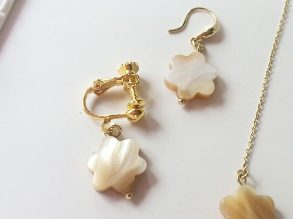 奶茶色花朵珍珠項鍊和耳環/耳環套裝 第3張的照片
