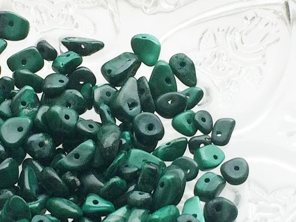 【穴あり】10g鮮やかグリーンのマラカイト（孔雀石）さざれ石６～１０㎜ 1枚目の画像