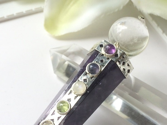 紫水晶魔杖治療效果的物品魔杖珠寶七點鐘嵌入式 第1張的照片