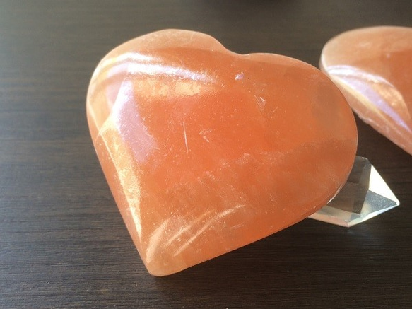 【再販】安らぎをもたらすオレンジキャッツアイセレナイトぷっくりラブハートタンプルお守り 1枚目の画像