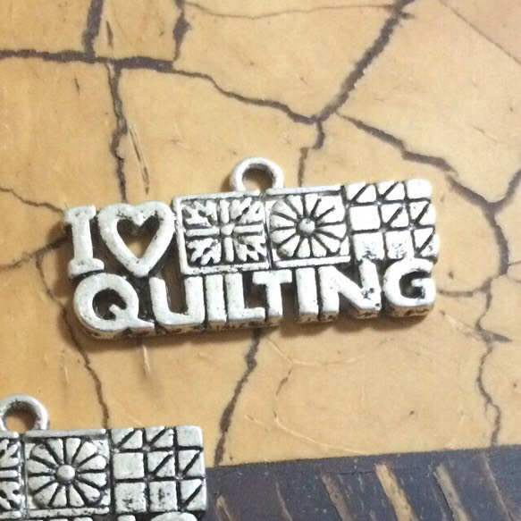 キルト好きな方へ  チャーム シルバー I♡QUILTING 5個セット 2枚目の画像