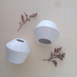 小さな白い陶器の花瓶|花 2枚目の画像