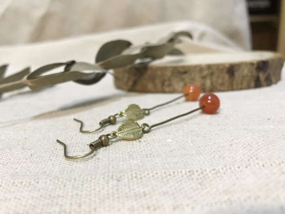 【Unique金工】精緻黃銅耳環 植物系列 垂吊感柑紅色瑪瑙石耳環 ( 可改夾式 ) 第2張的照片