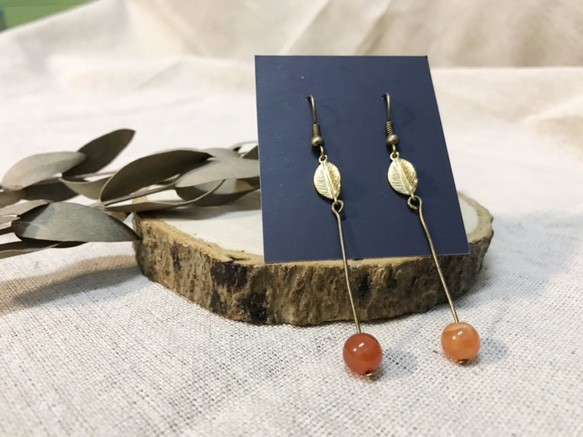 【Unique金工】精緻黃銅耳環 植物系列 垂吊感柑紅色瑪瑙石耳環 ( 可改夾式 ) 第3張的照片