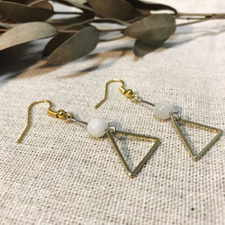 【Unique金工】精緻黃銅耳環 幾何美學系列 三角形垂吊感月光石耳環 ( 可改夾式 ) 第4張的照片