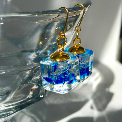 水の中のガラスドームピアス（キューブ型） ピアス（フック・チェーン 