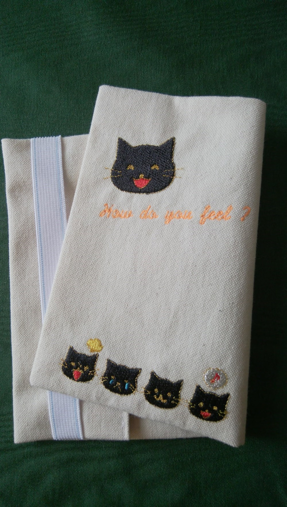 文庫本用・ネコちゃんを刺繍した帆布のブックカバー 3枚目の画像