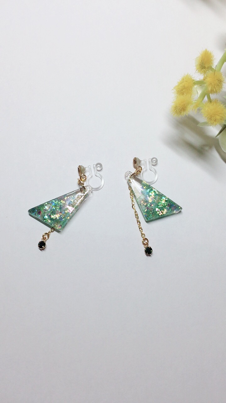 2*三角煌くイヤリング グリーン イヤリング・ノンホールピアス n