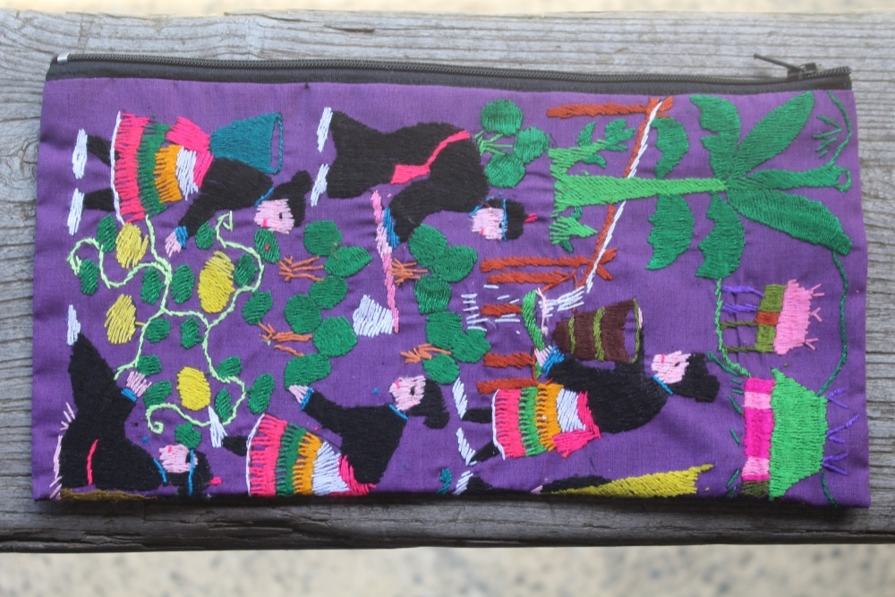 モン族 刺繍ポーチ 紫 - Tribal Arts
