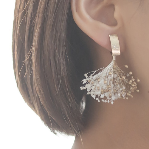 綾なし花＊かすみ草タッセル《ゴールド×ホワイト》イヤリング／ピアス 