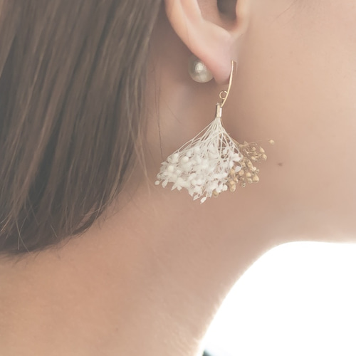 綾なし花＊かすみ草タッセル《ゴールド×ホワイト》イヤリング／ピアス 