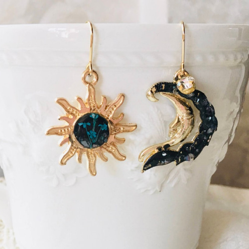 月と太陽と宇宙のアシンメトリーピアス&イヤリング(ブラック、押し花 