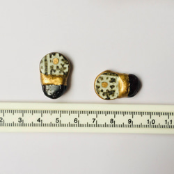 唐津燒陶器碎片 x 金繼耳環（石榴石、三島大門） 第4張的照片