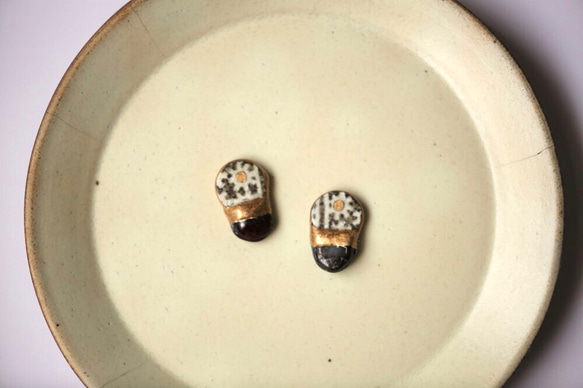 唐津燒陶器碎片 x 金繼耳環（石榴石、三島大門） 第6張的照片