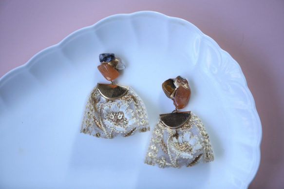 Kintsugi x 天然石材穿孔耳環 + 印度刺繡（橙色砂金石、Petersight、喜馬拉雅水晶） 第2張的照片