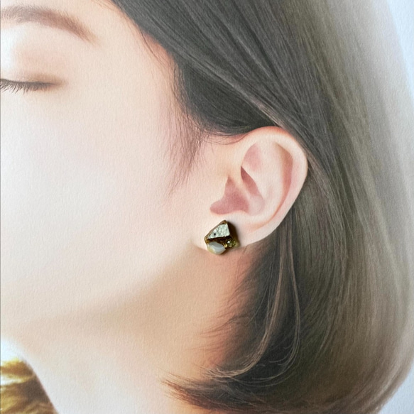定制唐津燒瓷片 x Kintsugi 穿孔耳環（白瓷片、橄欖石、珍珠母） 第7張的照片
