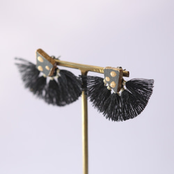 2ways 唐津焼 陶片 金継ぎ チタンポスト / ドット柄、黒タッセル 1枚目の画像