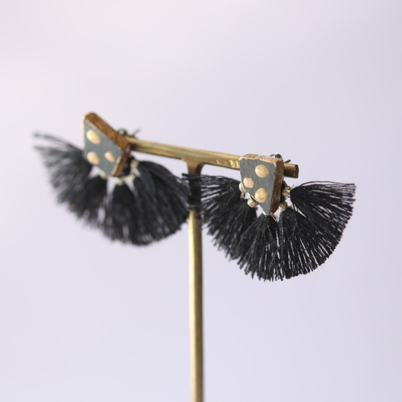 2ways 唐津焼 陶片 金継ぎ チタンポスト / ドット柄、黒タッセル 1枚目の画像