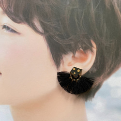 2ways 唐津焼 陶片 金継ぎ チタンポスト / ドット柄、黒タッセル 3枚目の画像