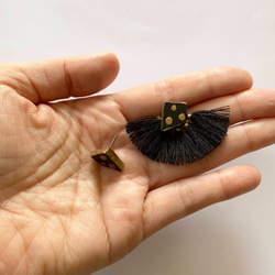 2ways 唐津焼 陶片 金継ぎ チタンポスト / ドット柄、黒タッセル 5枚目の画像