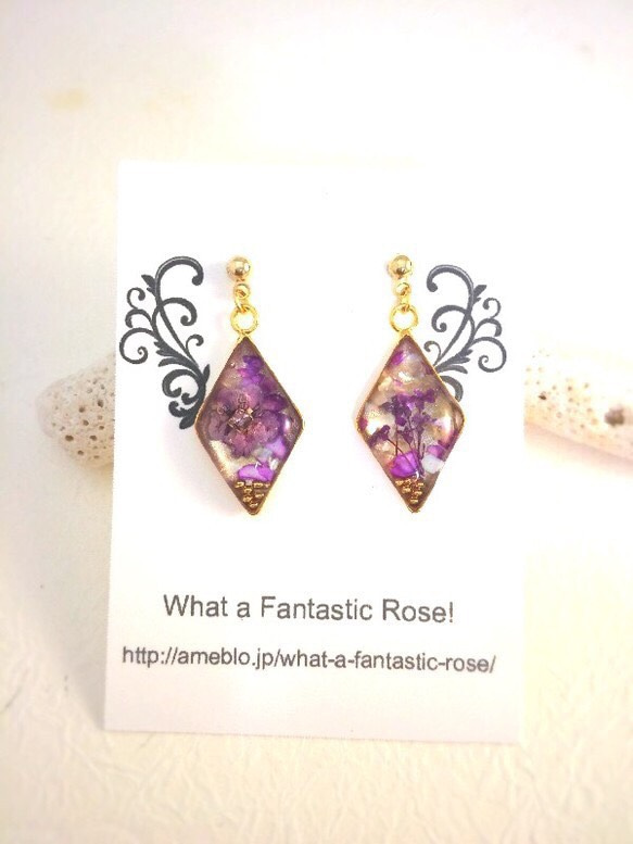 壓花和貝殼紫色鑽石耳環和耳環 第3張的照片