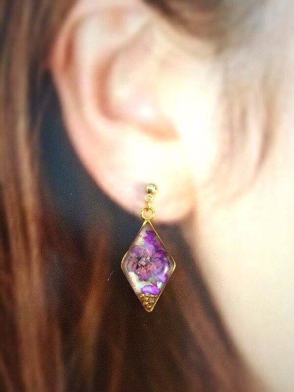 壓花和貝殼紫色鑽石耳環和耳環 第4張的照片