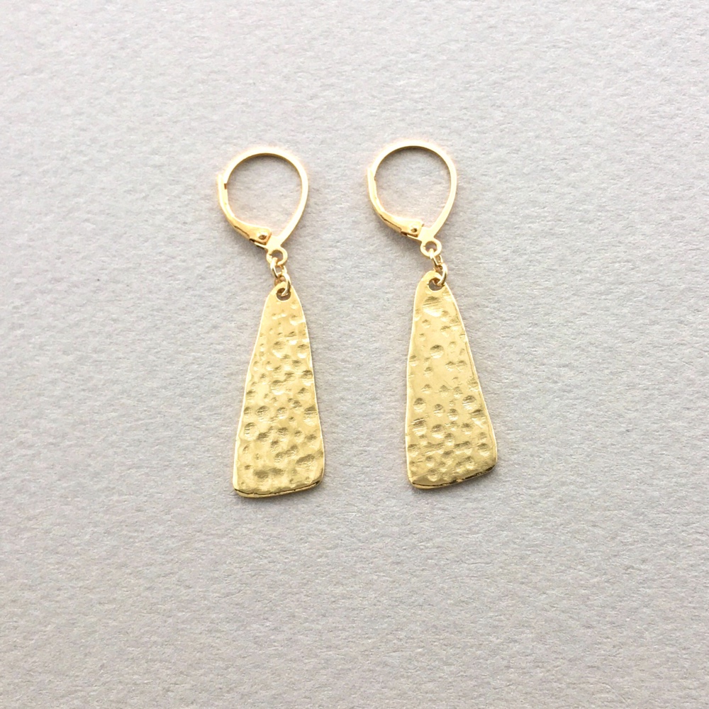 三角形デザインの金色メッキピアス 三角形デザインの金色メッキピアス 今ならポイント10倍/イエロー